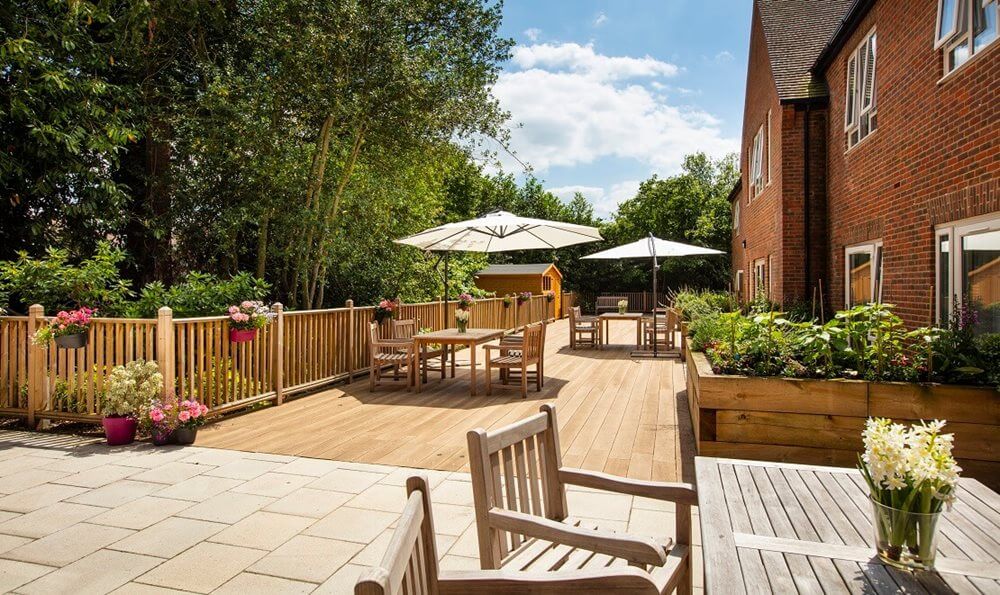 Greenview Hall - Woking- patio 