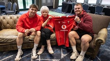 Cardiff care home resident relives ‘try-mendous’ memories with Welsh rugby team