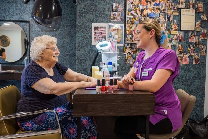 Receptionist Bank - Lonsdale manicure