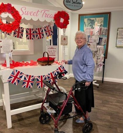 Pear Tree Court - Pear Tree Phyllis hand knitted poppies 